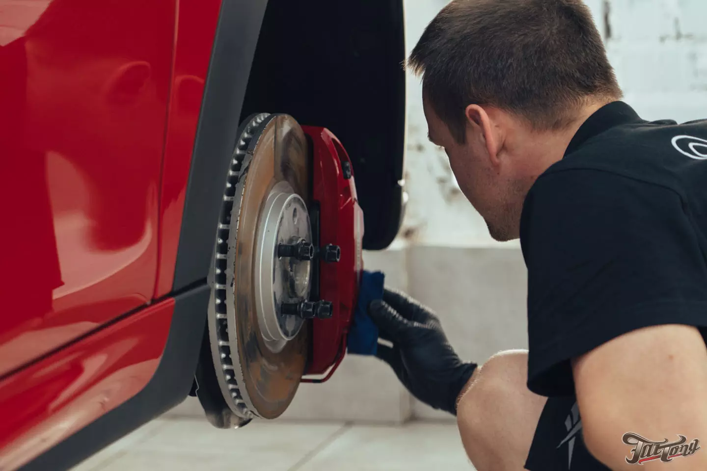 Оклейка Mini John Cooper Works глянцевым полиуретаном, наклейки на кузов, комплексная шумоизоляция, установка новых дисков, керамика дисков и суппортов